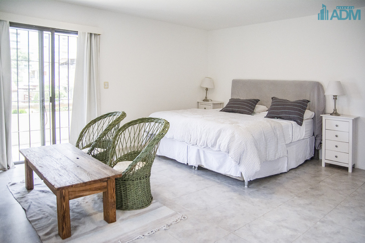 Casa ID.2425 - Excelente chalet de 5 dormitorios en venta a pasos de Playa Mansa Punta del Este