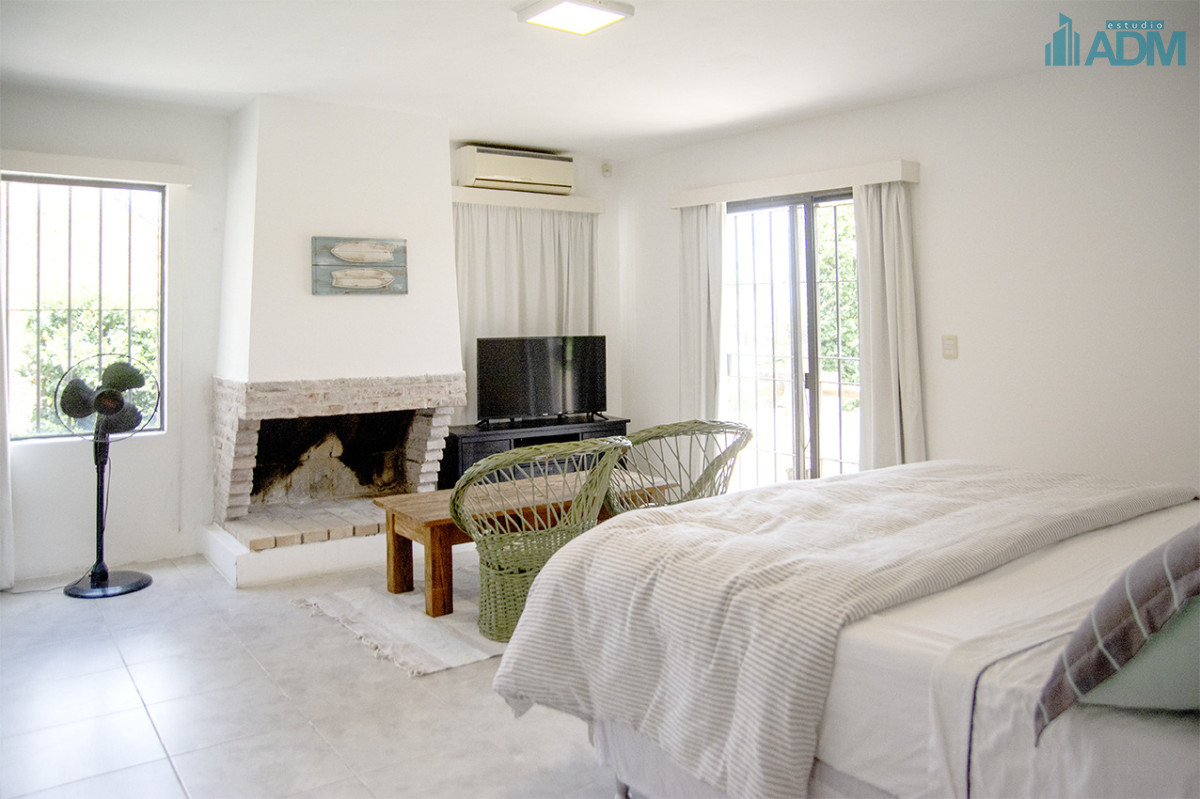 Casa ID.2425 - Excelente chalet de 5 dormitorios en venta a pasos de Playa Mansa Punta del Este