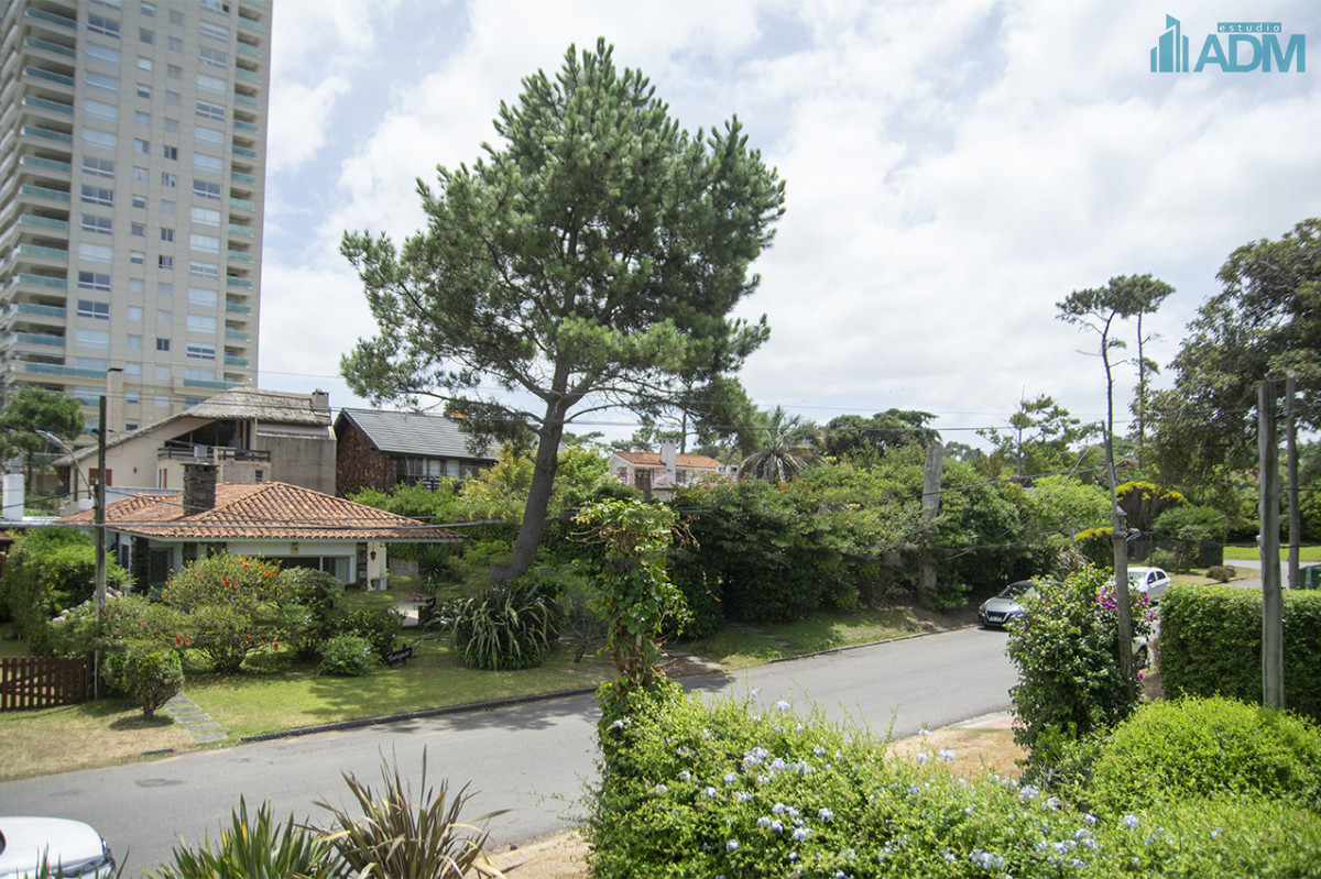 Casa ID.2425 - Excelente chalet de 5 dormitorios en venta a pasos de Playa Mansa Punta del Este