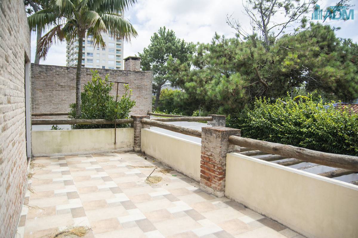Casa ID.2425 - Excelente chalet de 5 dormitorios en venta a pasos de Playa Mansa Punta del Este