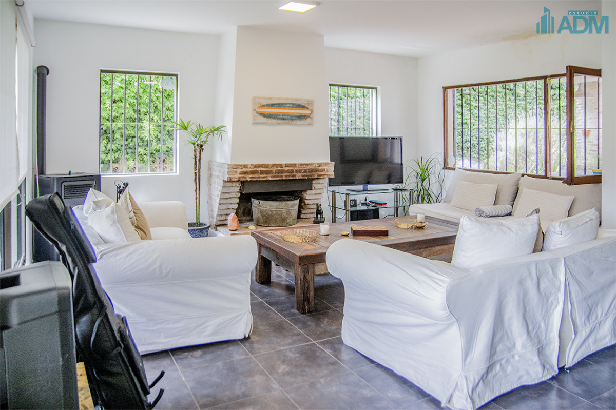 Casa ID.2425 - Excelente chalet de 5 dormitorios en venta a pasos de Playa Mansa Punta del Este