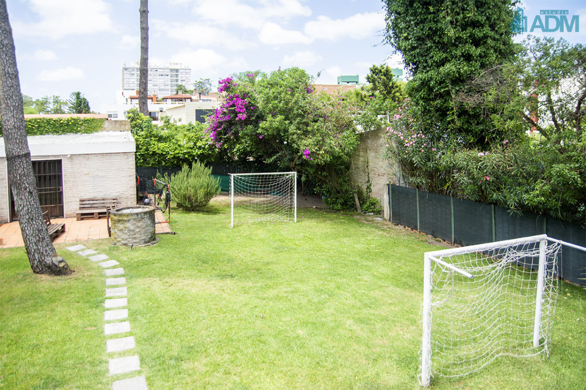 Casa ID.2425 - Excelente chalet de 5 dormitorios en venta a pasos de Playa Mansa Punta del Este