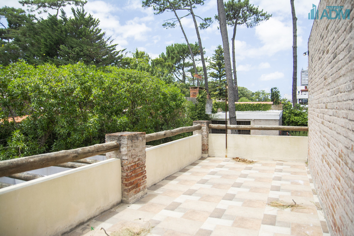 Casa ID.2425 - Excelente chalet de 5 dormitorios en venta a pasos de Playa Mansa Punta del Este