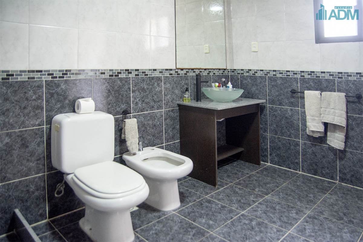 Casa ID.2425 - Excelente chalet de 5 dormitorios en venta a pasos de Playa Mansa Punta del Este