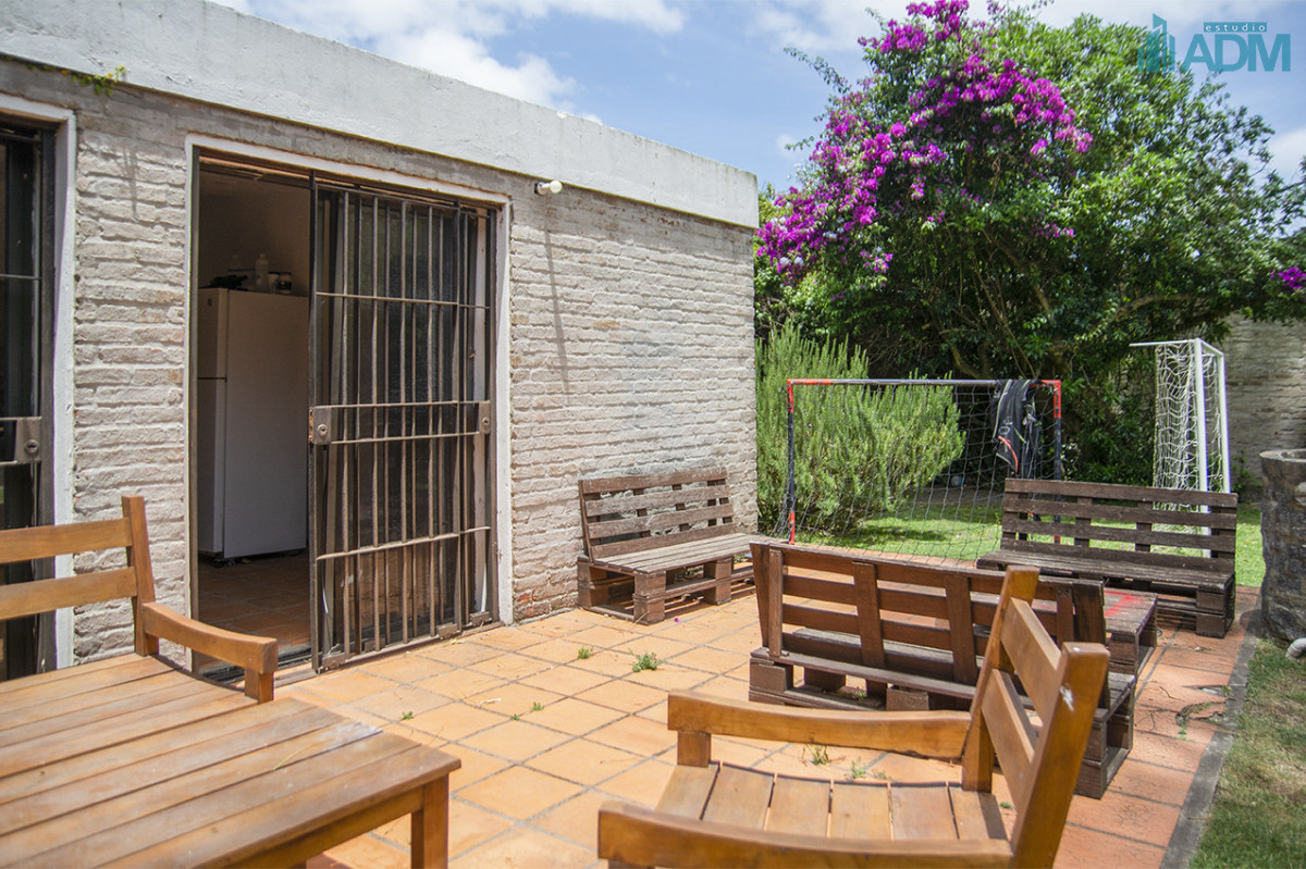 Casa ID.2425 - Excelente chalet de 5 dormitorios en venta a pasos de Playa Mansa Punta del Este