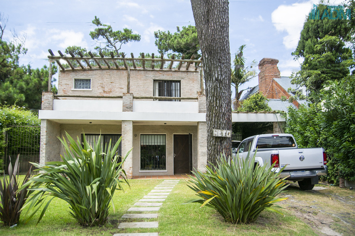 Casa ID.2425 - Excelente chalet de 5 dormitorios en venta a pasos de Playa Mansa Punta del Este