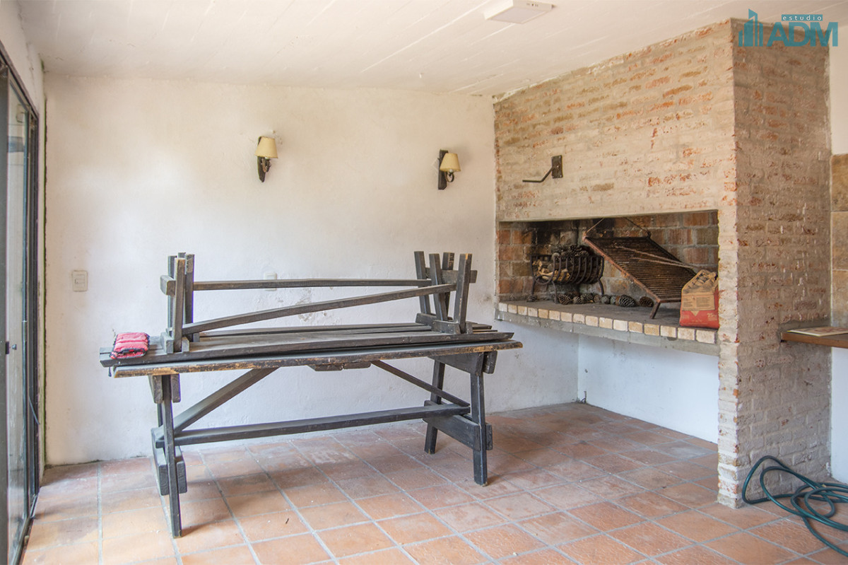 Casa ID.2425 - Excelente chalet de 5 dormitorios en venta a pasos de Playa Mansa Punta del Este