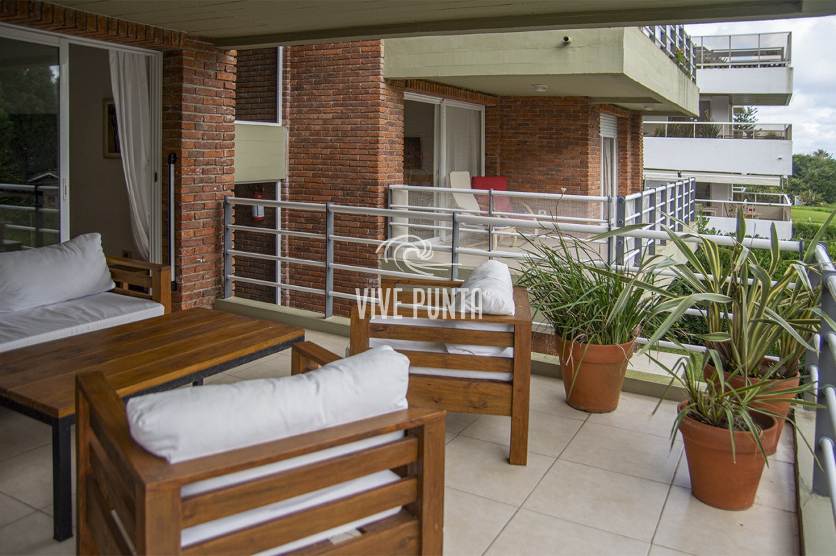 Apartamento ID.146 - Oportunidad, apartamento en venta en Punta del Este de 3 dormitorios. Terraza con parrillero.