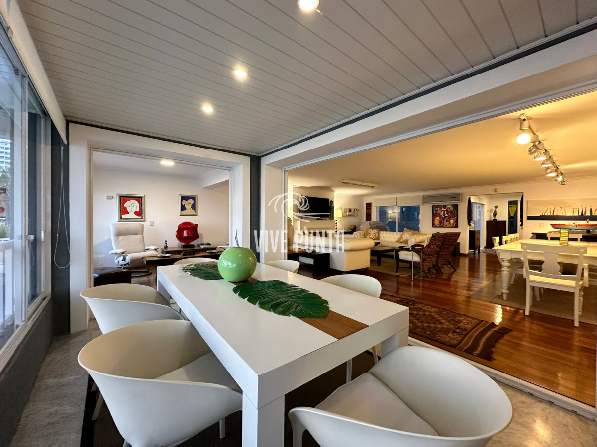 Apartamento ID.836 - Vende espléndido apartamento de 3 dormitorios, con vista al mar, en Puerto, Punta del Este