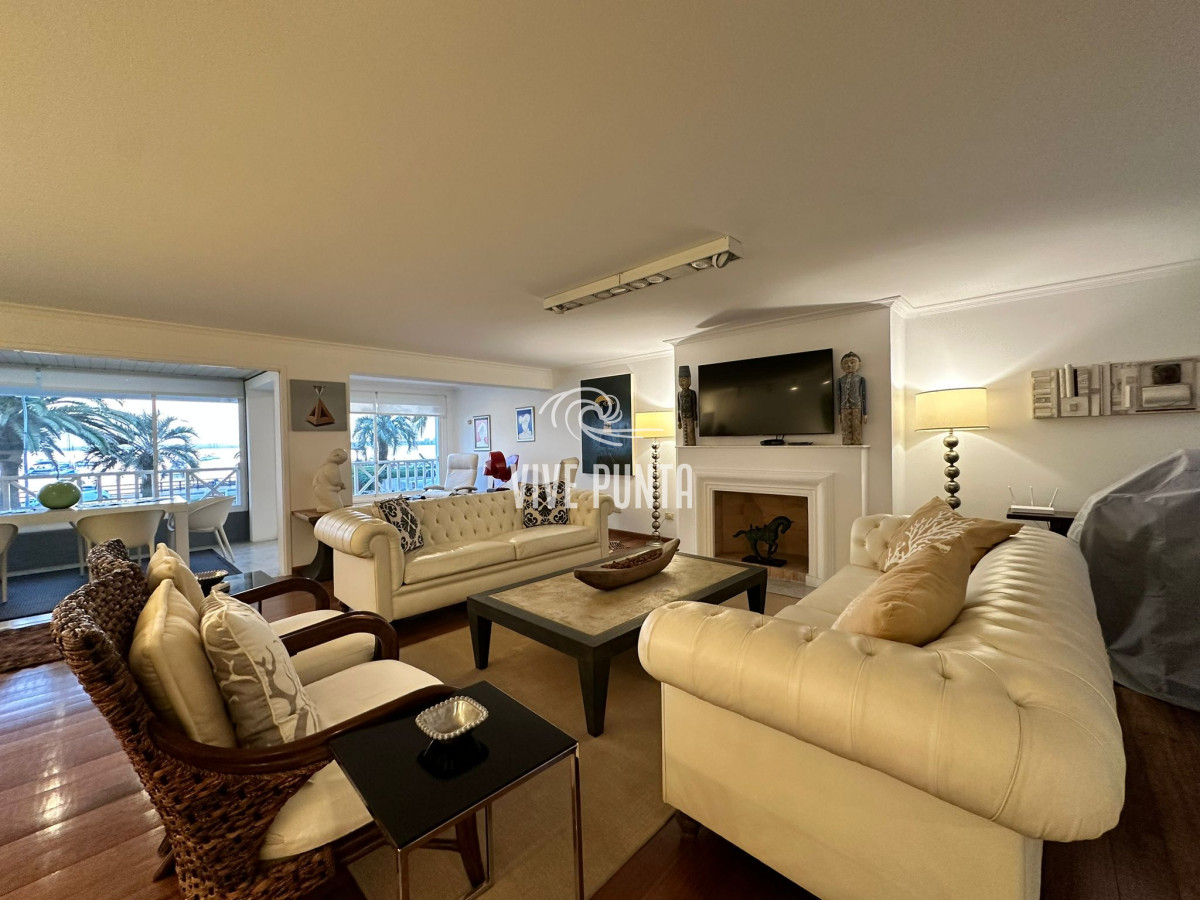 Apartamento ID.836 - Vende espléndido apartamento de 3 dormitorios, con vista al mar, en Puerto, Punta del Este