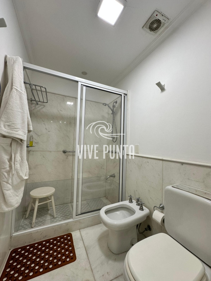 Apartamento ID.836 - Vende espléndido apartamento de 3 dormitorios, con vista al mar, en Puerto, Punta del Este