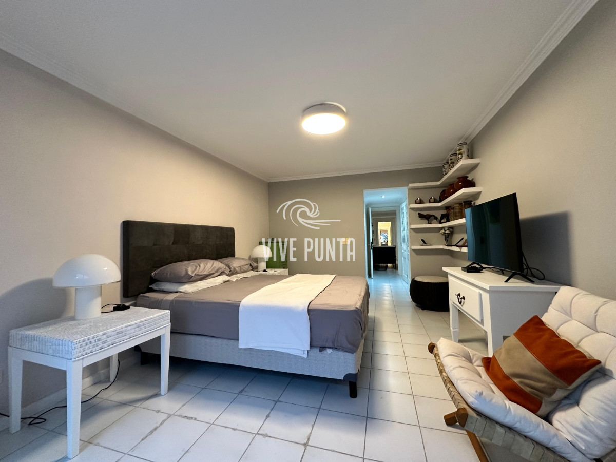 Apartamento ID.836 - Vende espléndido apartamento de 3 dormitorios, con vista al mar, en Puerto, Punta del Este
