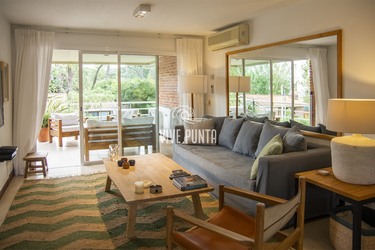 Apartamento ID.146 - Oportunidad, apartamento en venta en Punta del Este de 3 dormitorios. Terraza con parrillero.
