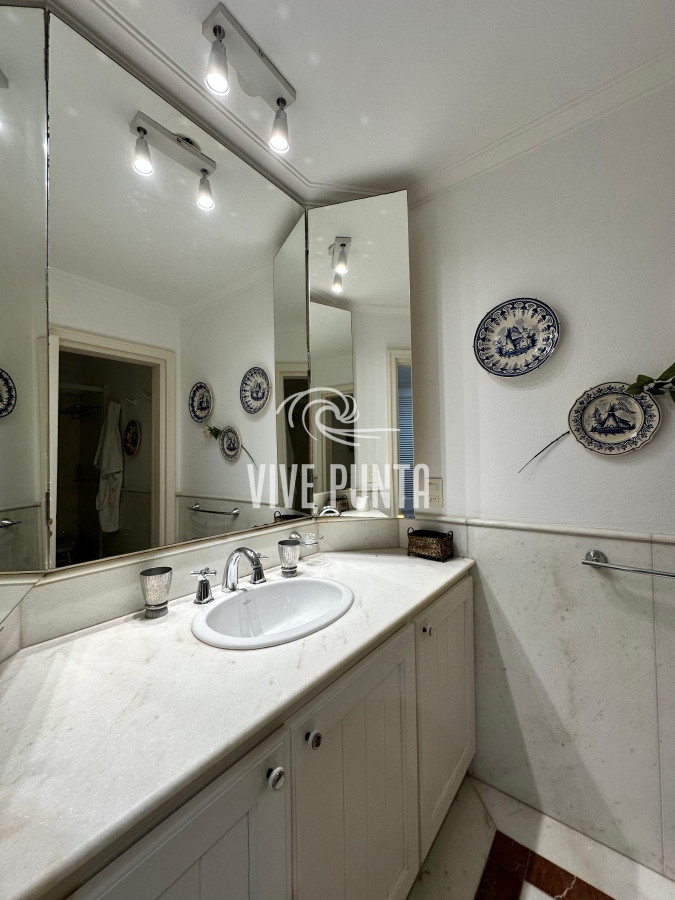 Apartamento ID.836 - Vende espléndido apartamento de 3 dormitorios, con vista al mar, en Puerto, Punta del Este