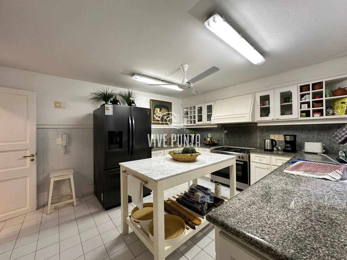 Apartamento ID.836 - Vende espléndido apartamento de 3 dormitorios, con vista al mar, en Puerto, Punta del Este