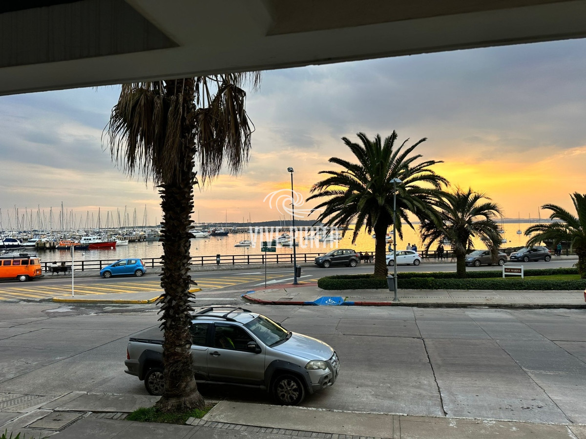 Apartamento ID.836 - Vende espléndido apartamento de 3 dormitorios, con vista al mar, en Puerto, Punta del Este