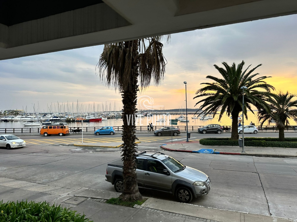 Apartamento ID.836 - Vende espléndido apartamento de 3 dormitorios, con vista al mar, en Puerto, Punta del Este