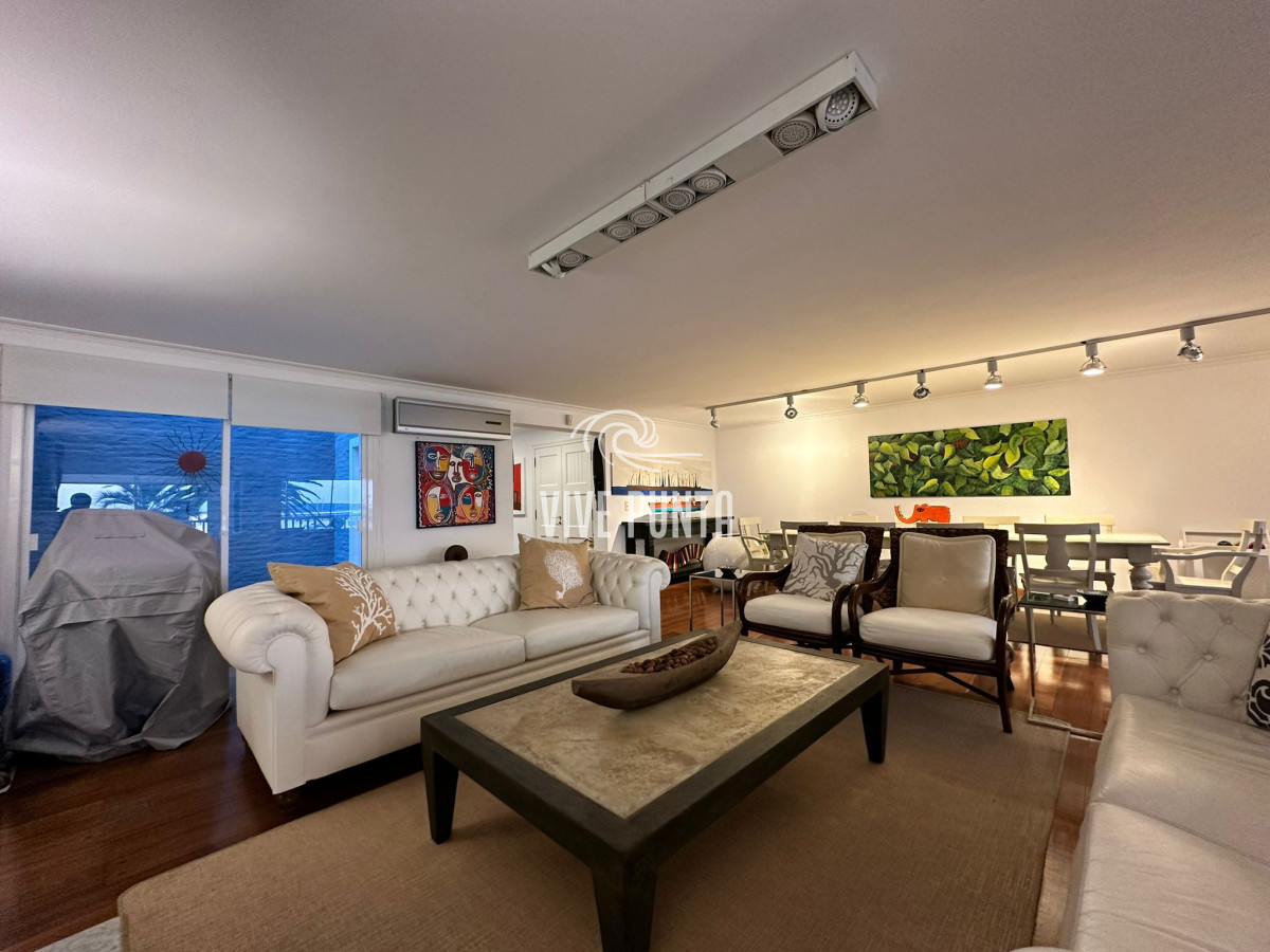 Apartamento ID.836 - Vende espléndido apartamento de 3 dormitorios, con vista al mar, en Puerto, Punta del Este
