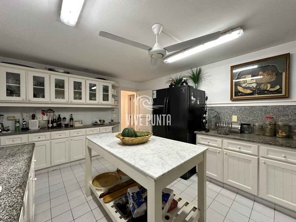 Apartamento ID.836 - Vende espléndido apartamento de 3 dormitorios, con vista al mar, en Puerto, Punta del Este
