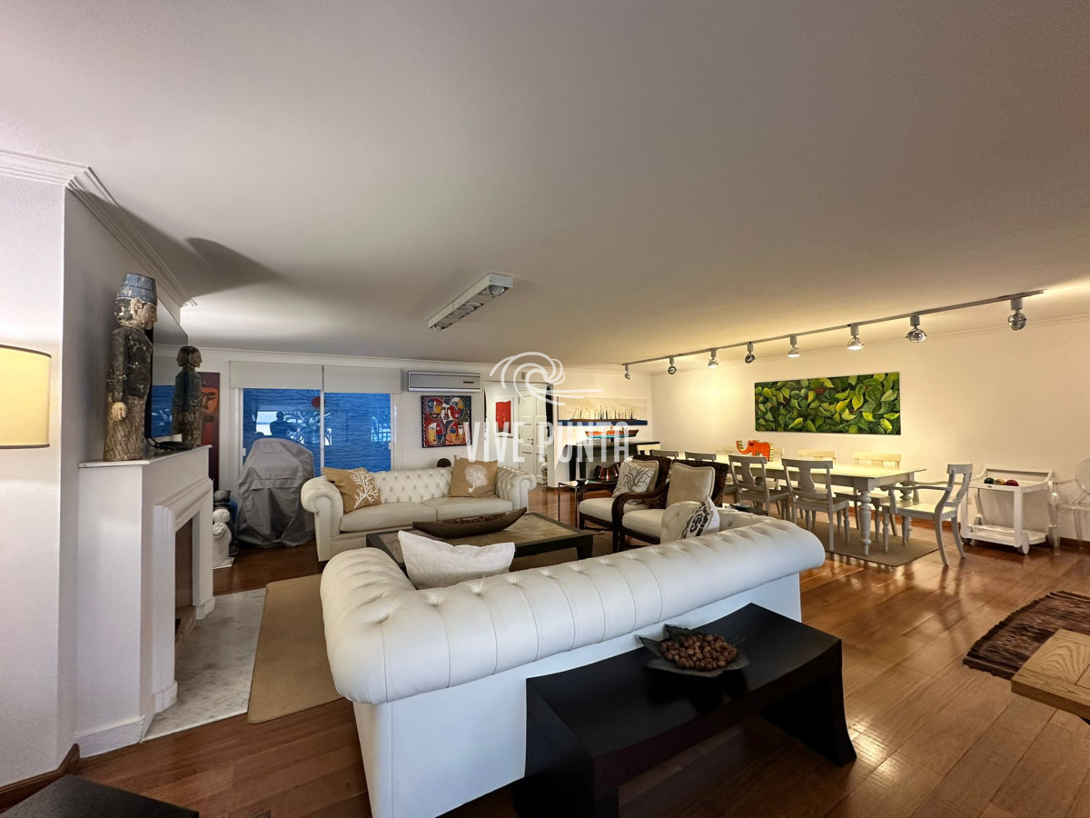 Apartamento ID.836 - Vende espléndido apartamento de 3 dormitorios, con vista al mar, en Puerto, Punta del Este