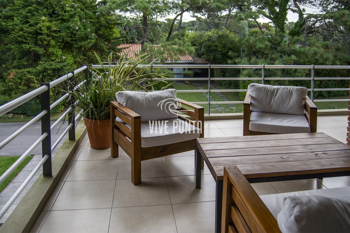 Apartamento ID.146 - Oportunidad, apartamento en venta en Punta del Este de 3 dormitorios. Terraza con parrillero.