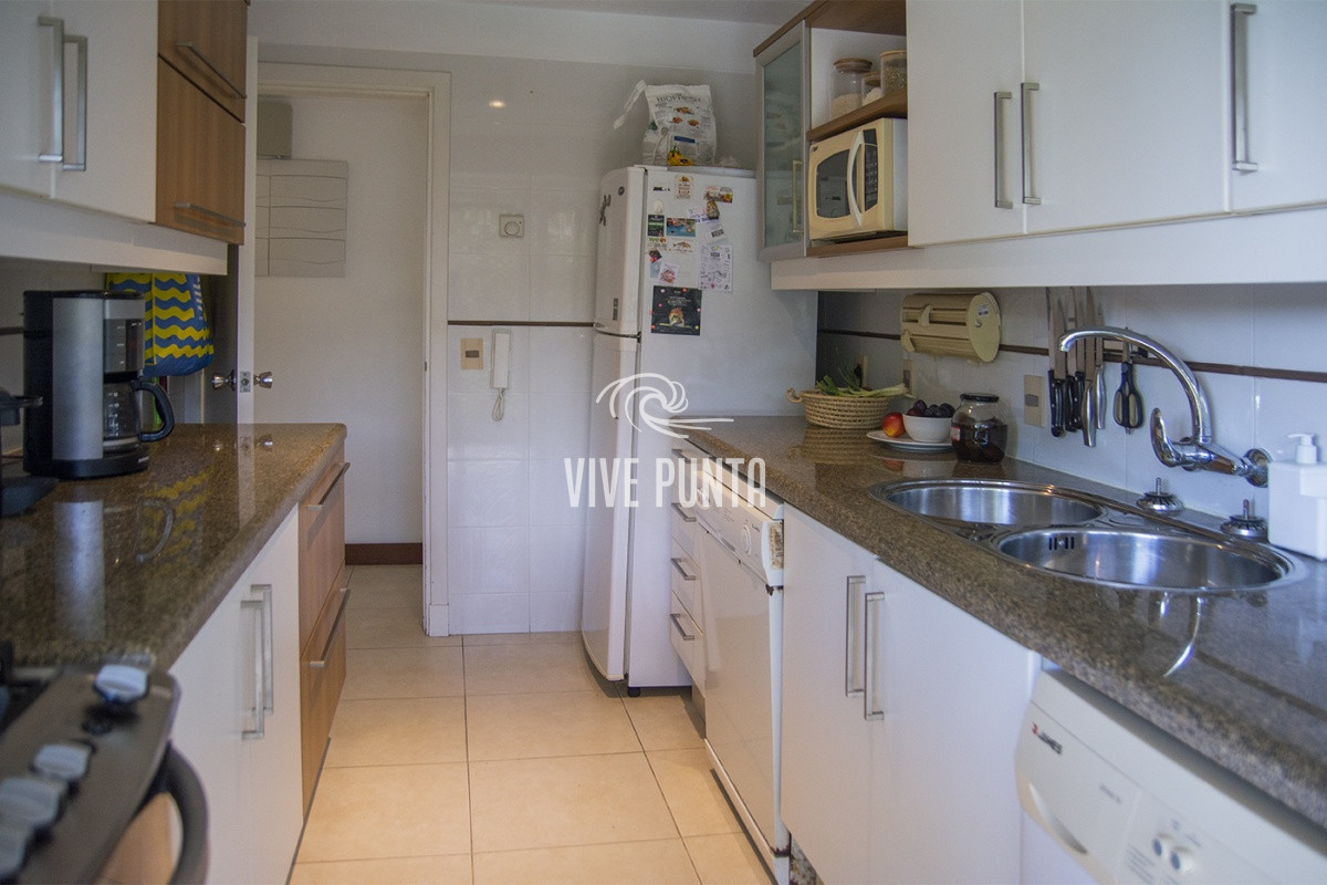 Apartamento ID.146 - Oportunidad, apartamento en venta en Punta del Este de 3 dormitorios. Terraza con parrillero.