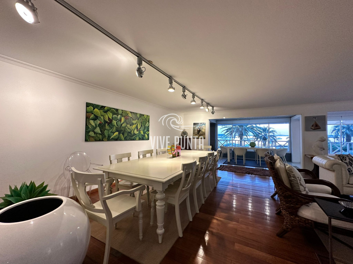 Apartamento ID.836 - Vende espléndido apartamento de 3 dormitorios, con vista al mar, en Puerto, Punta del Este