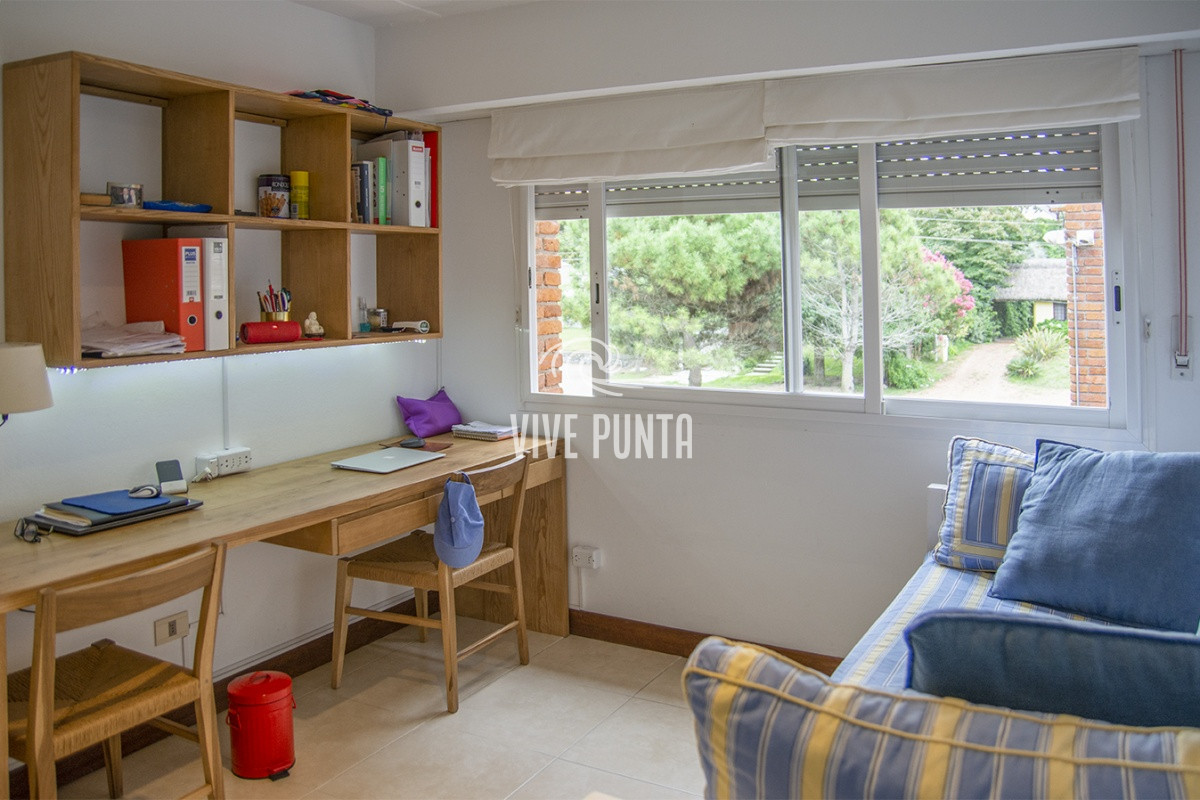Apartamento ID.146 - Oportunidad, apartamento en venta en Punta del Este de 3 dormitorios. Terraza con parrillero.