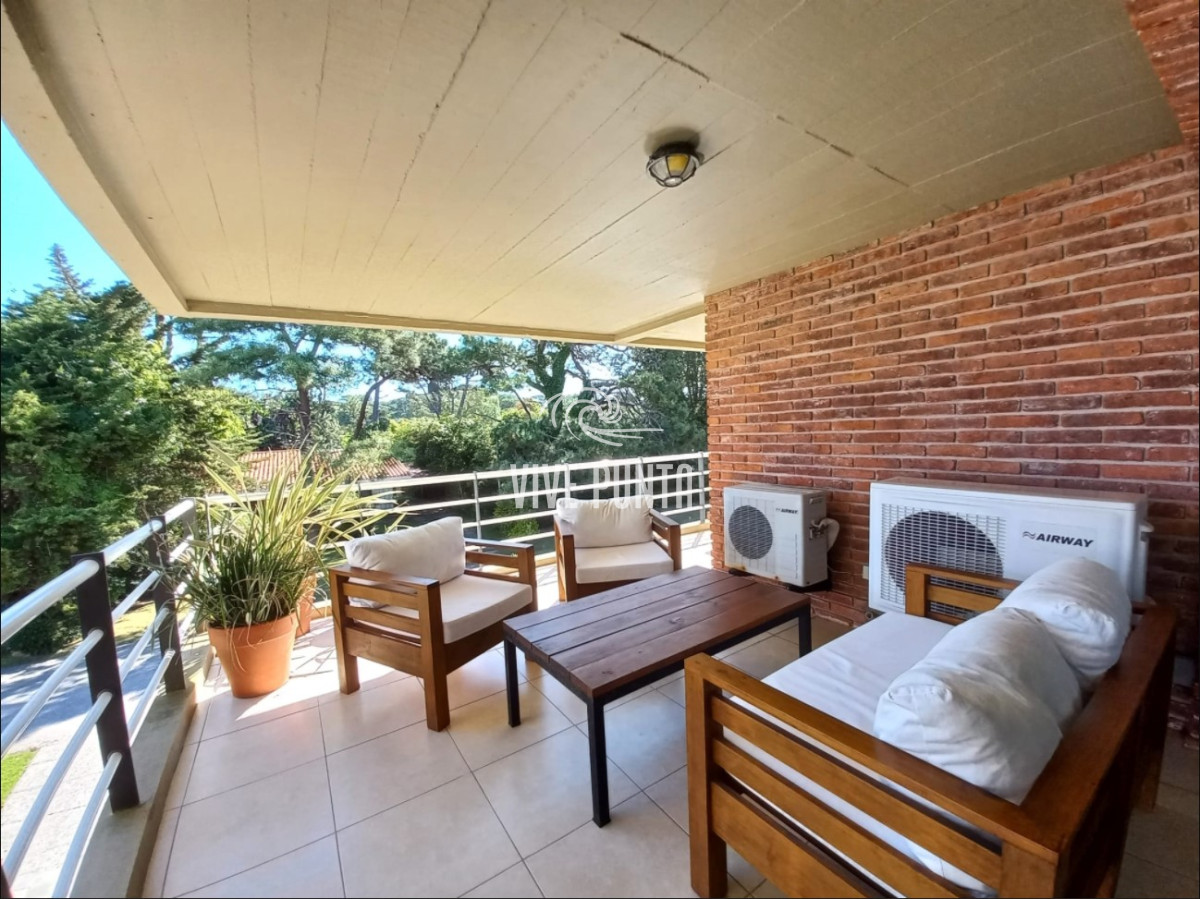 Apartamento ID.146 - Oportunidad, apartamento en venta en Punta del Este de 3 dormitorios. Terraza con parrillero.