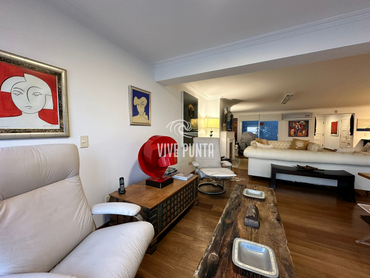 Apartamento ID.836 - Vende espléndido apartamento de 3 dormitorios, con vista al mar, en Puerto, Punta del Este