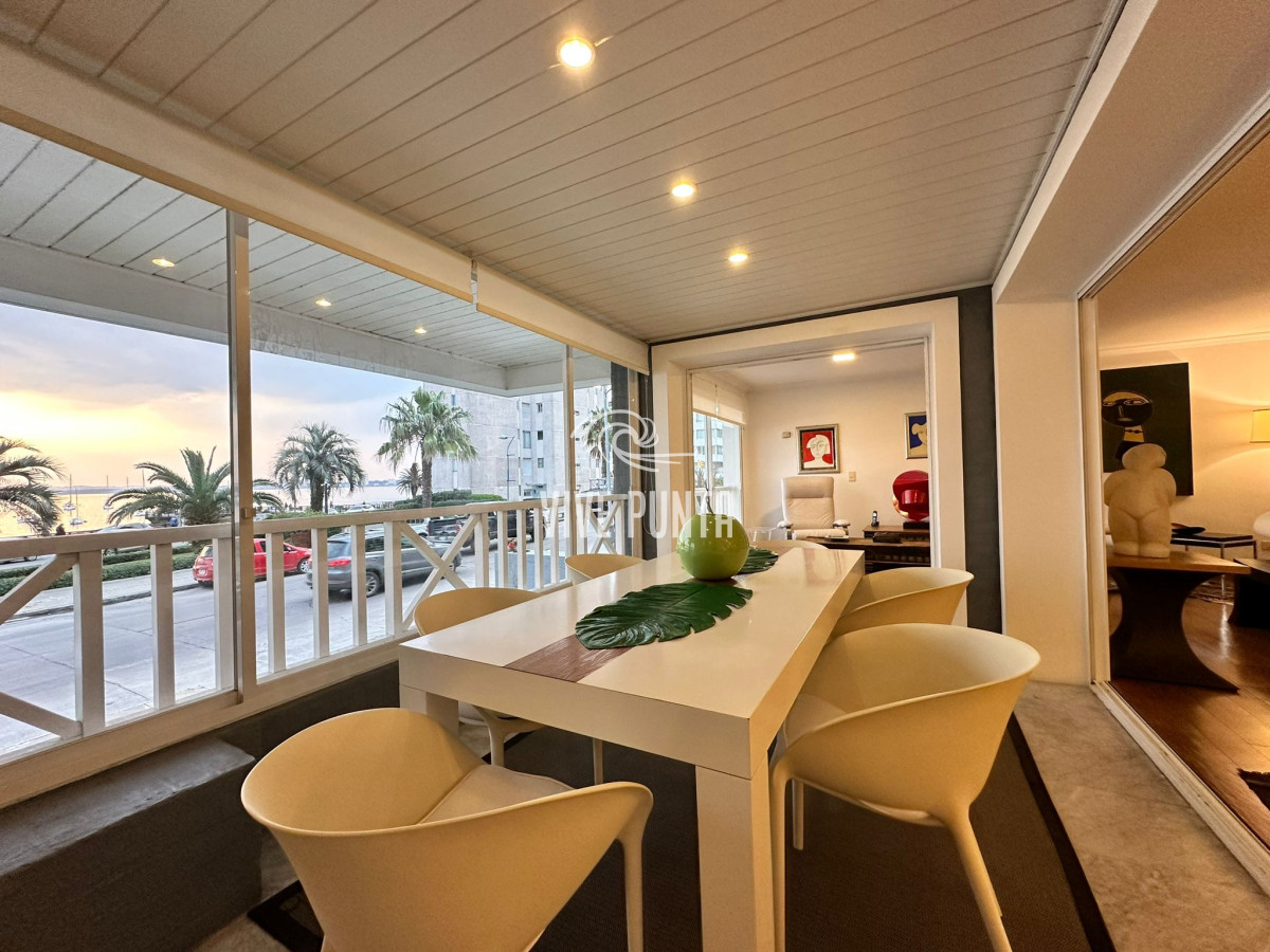 Apartamento ID.836 - Vende espléndido apartamento de 3 dormitorios, con vista al mar, en Puerto, Punta del Este