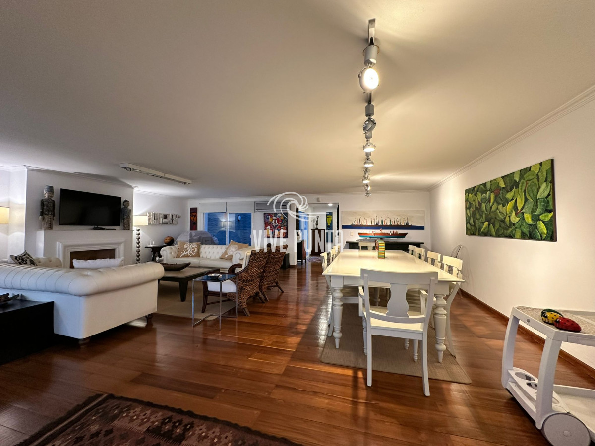 Apartamento ID.836 - Vende espléndido apartamento de 3 dormitorios, con vista al mar, en Puerto, Punta del Este