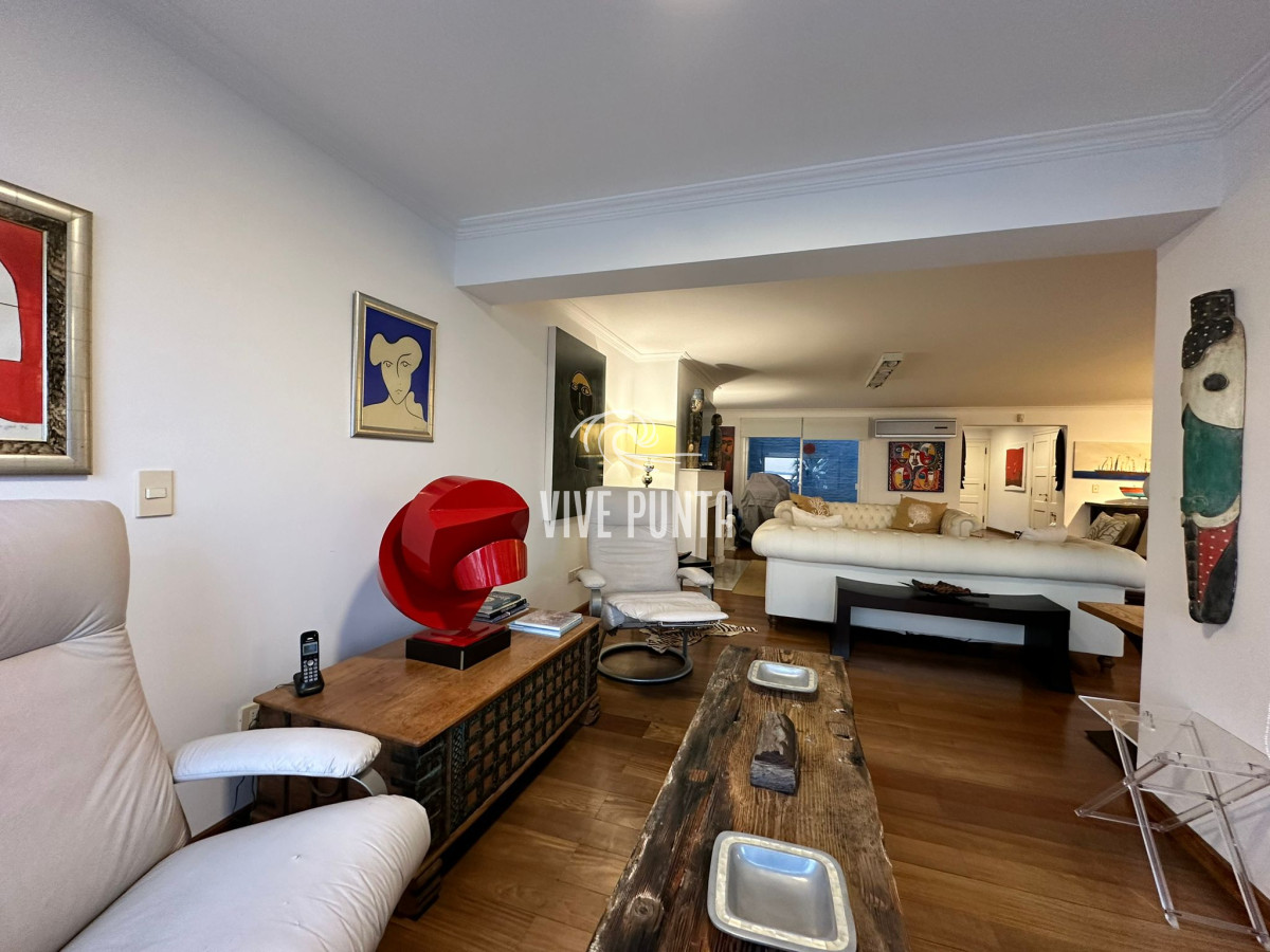 Apartamento ID.836 - Vende espléndido apartamento de 3 dormitorios, con vista al mar, en Puerto, Punta del Este