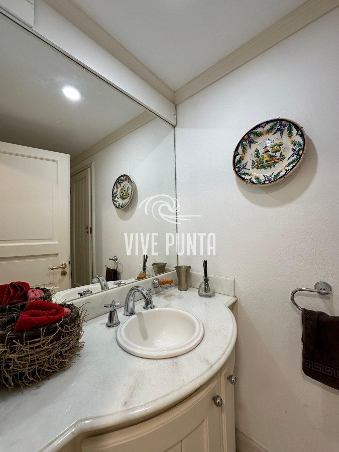 Apartamento ID.836 - Vende espléndido apartamento de 3 dormitorios, con vista al mar, en Puerto, Punta del Este