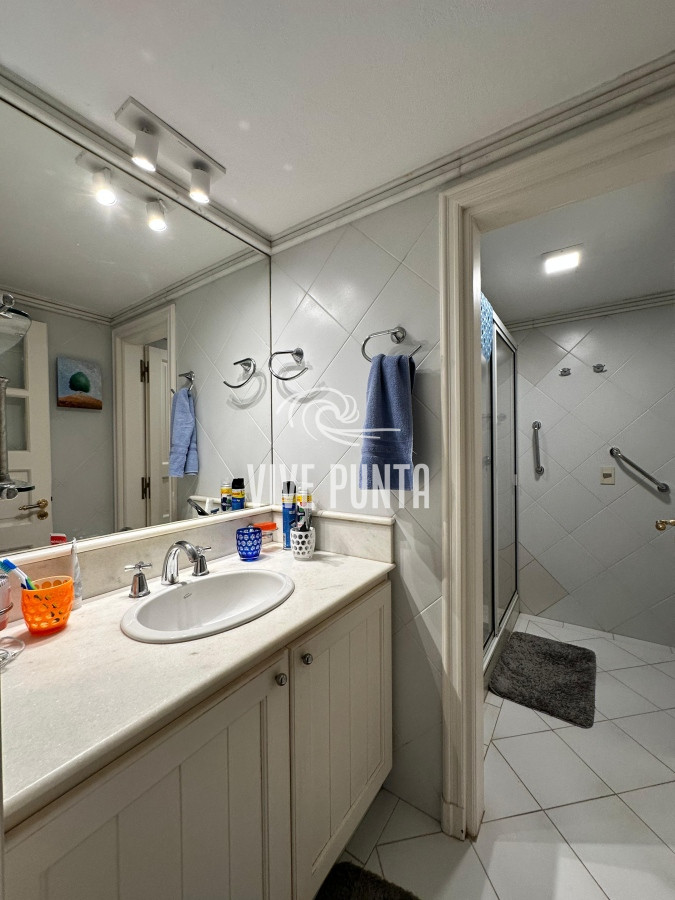 Apartamento ID.836 - Vende espléndido apartamento de 3 dormitorios, con vista al mar, en Puerto, Punta del Este