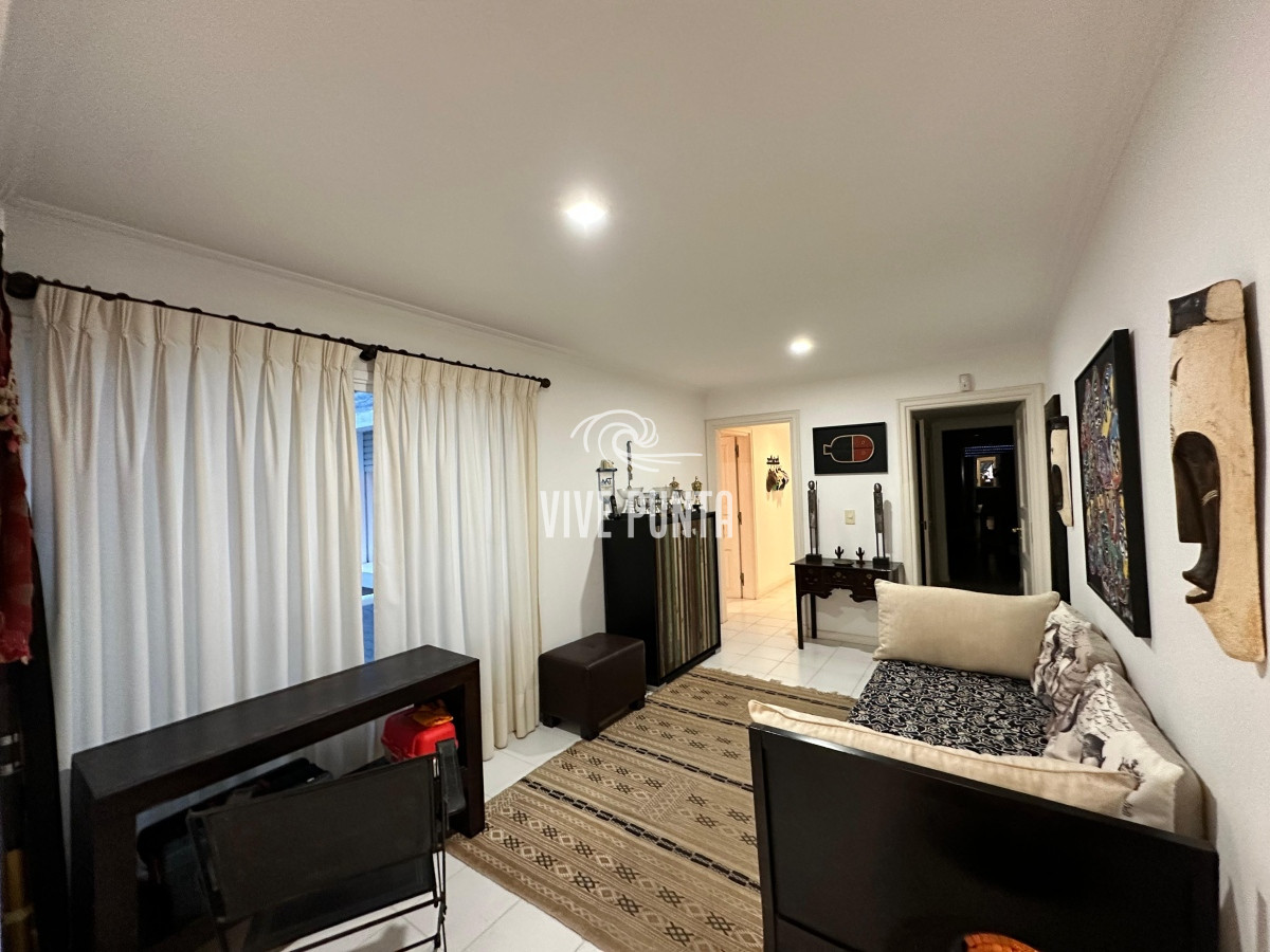Apartamento ID.836 - Vende espléndido apartamento de 3 dormitorios, con vista al mar, en Puerto, Punta del Este