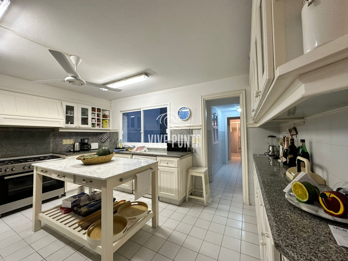 Apartamento ID.836 - Vende espléndido apartamento de 3 dormitorios, con vista al mar, en Puerto, Punta del Este