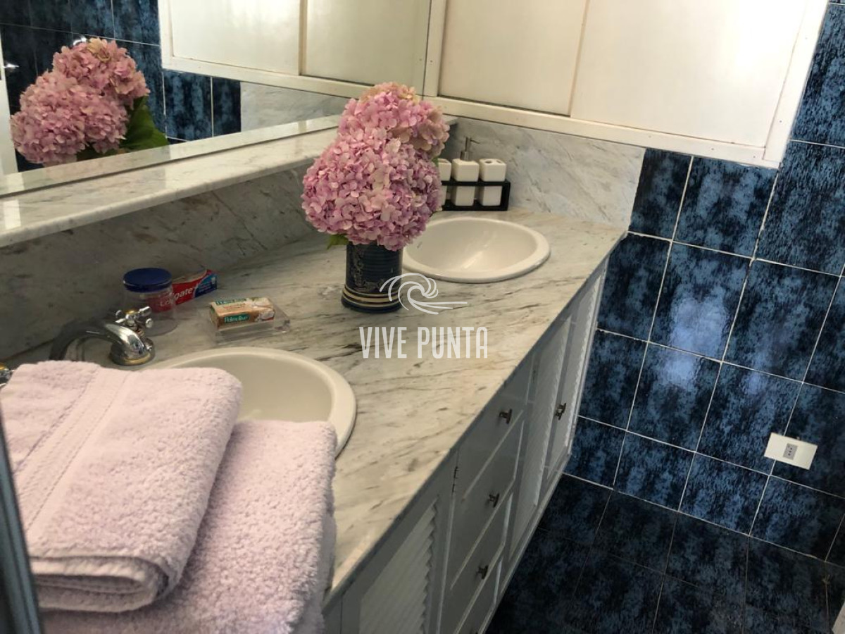 Casa ID.868 - Muy buena propiedad en venta, 5 dormitorios en barrio Cantegril, Punta del Este 