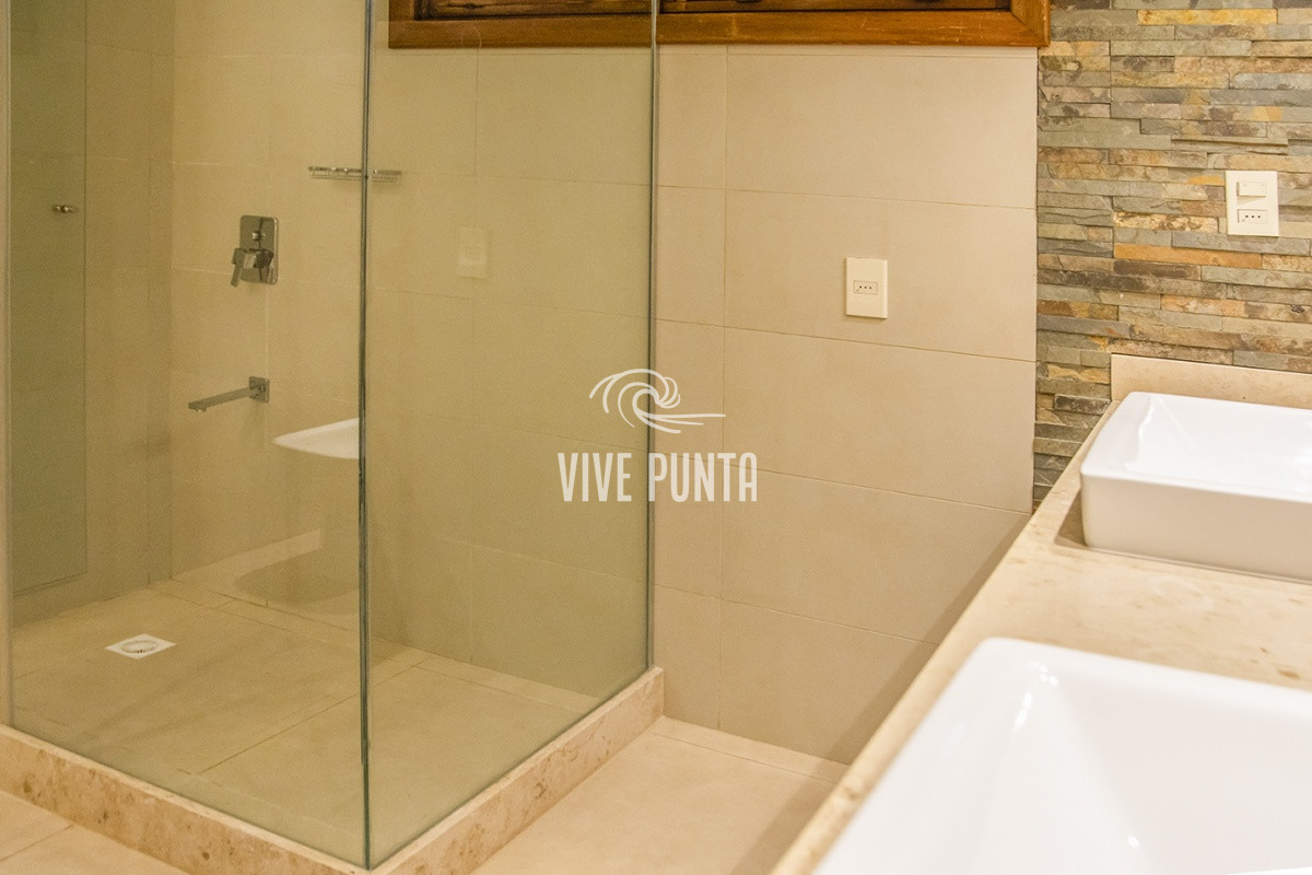 Casa ID.869 - Casa a la venta en playa mansa Punta Del Este, gran tamaño ubicada en zona privilegiada.