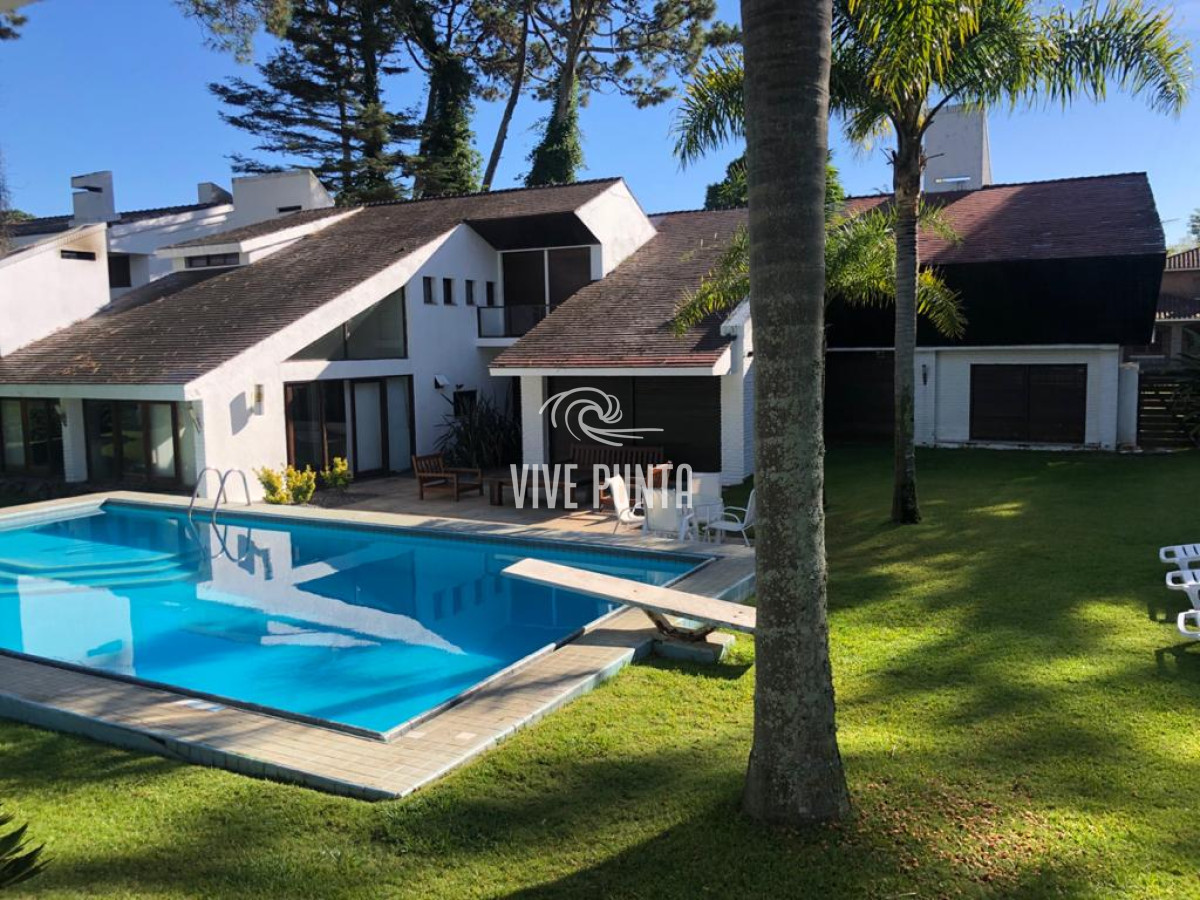 Casa ID.868 - Muy buena propiedad en venta, 5 dormitorios en barrio Cantegril, Punta del Este 
