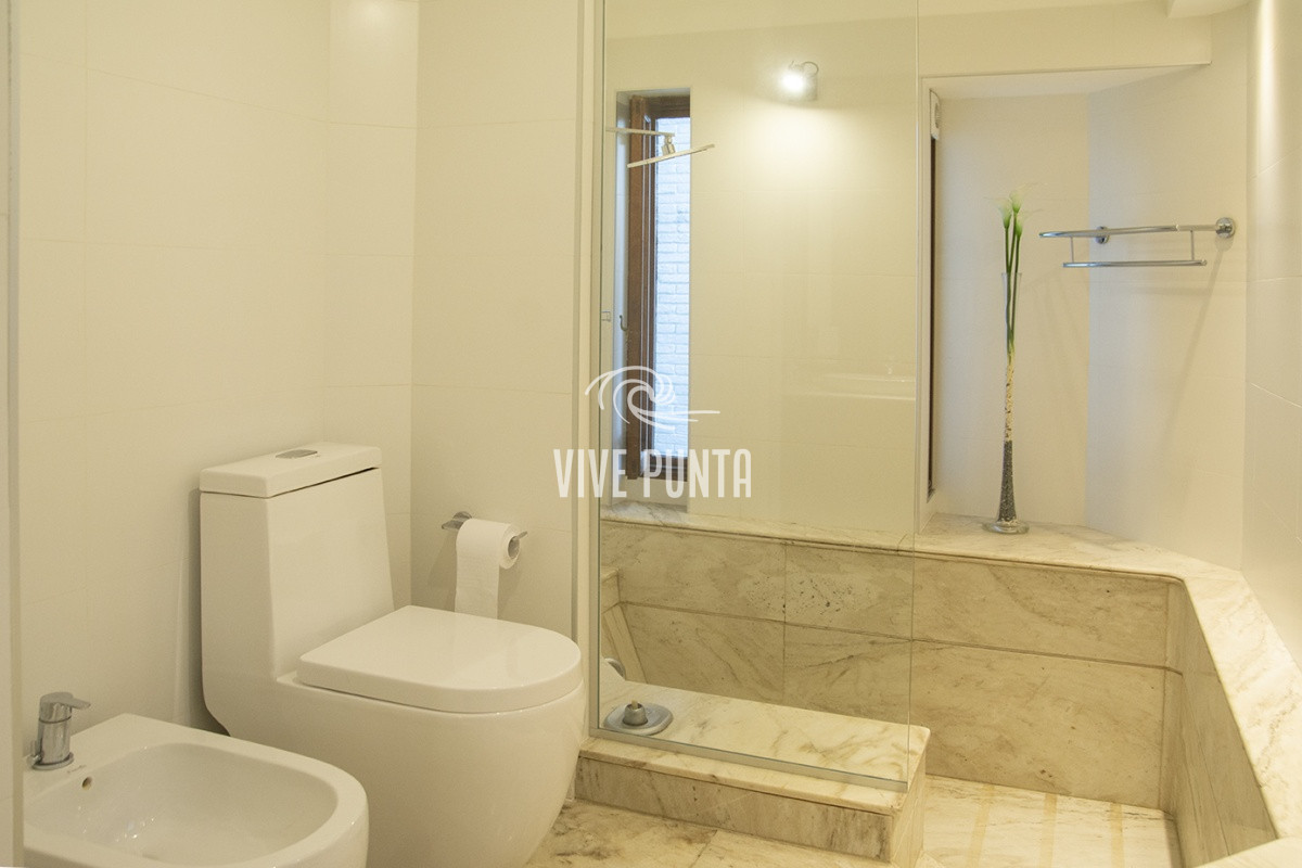 Casa ID.869 - Casa a la venta en playa mansa Punta Del Este, gran tamaño ubicada en zona privilegiada.