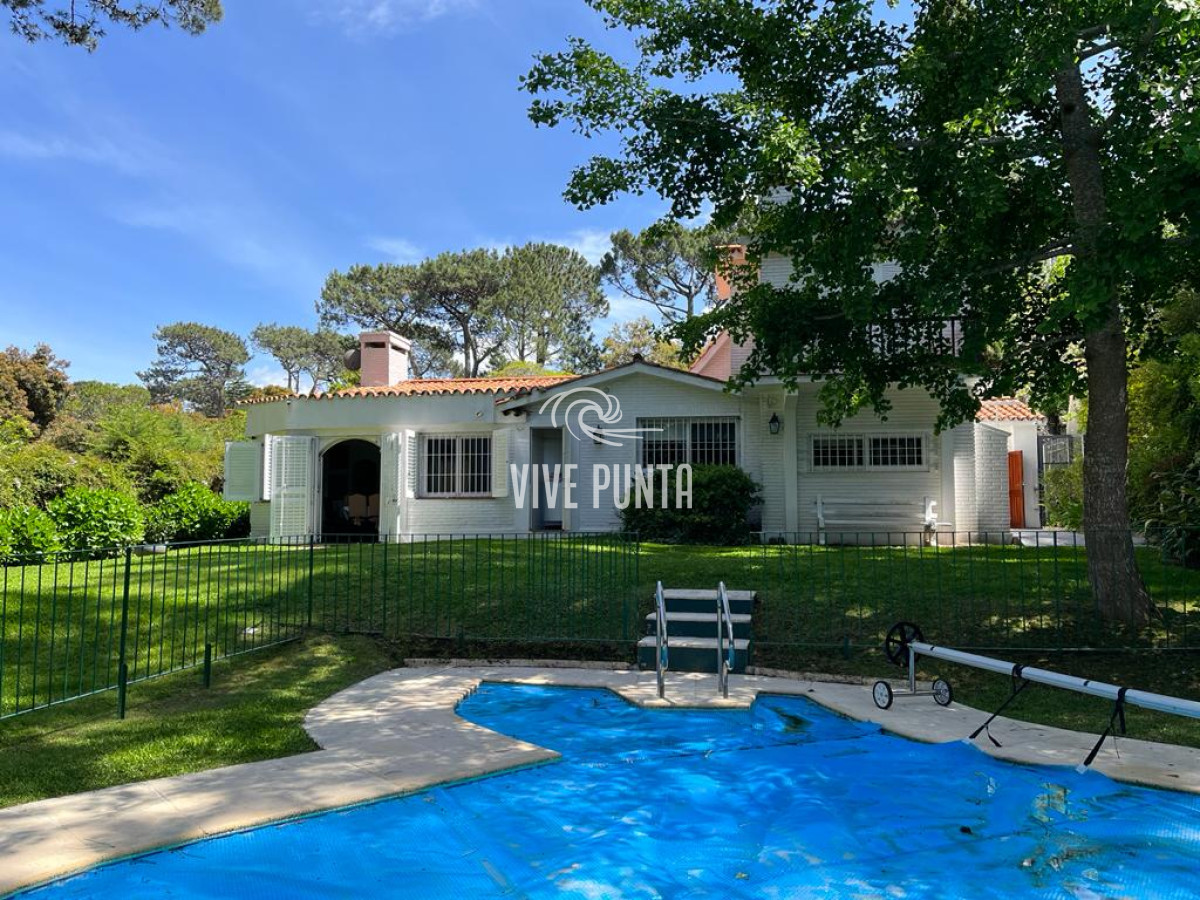 Casa ID.571 - Gran casa estilo tradicional de 4 dormitorios en venta en Playa Mansa