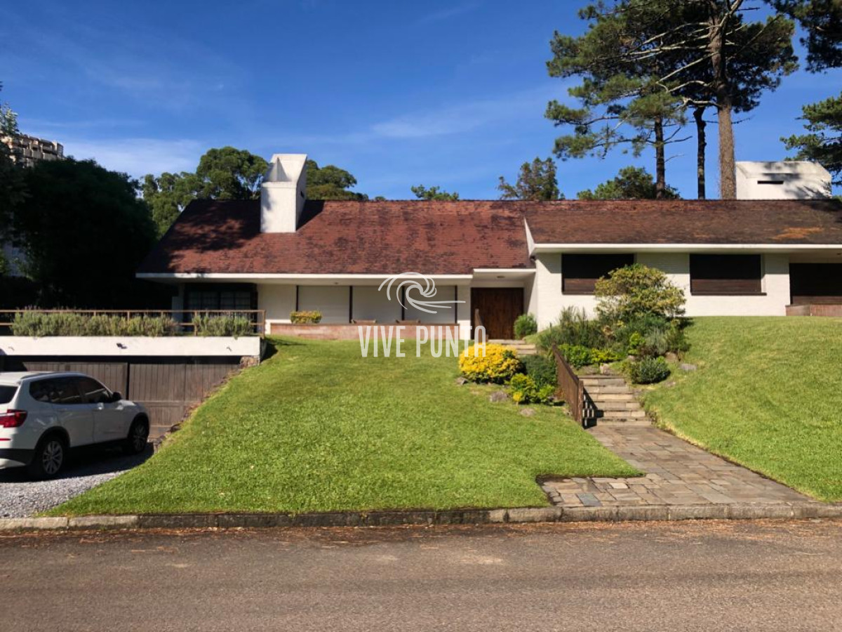 Casa ID.868 - Muy buena propiedad en venta, 5 dormitorios en barrio Cantegril, Punta del Este 