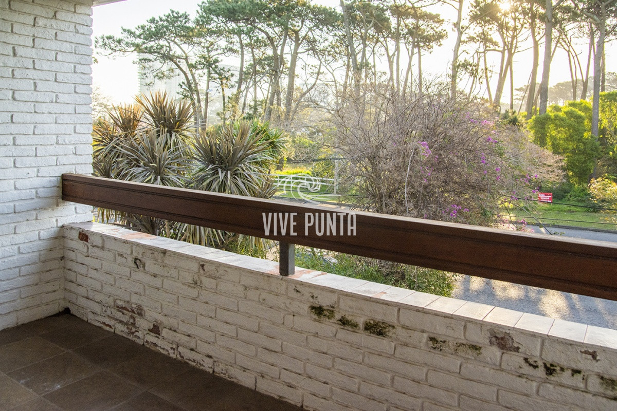 Casa ID.869 - Casa a la venta en playa mansa Punta Del Este, gran tamaño ubicada en zona privilegiada.