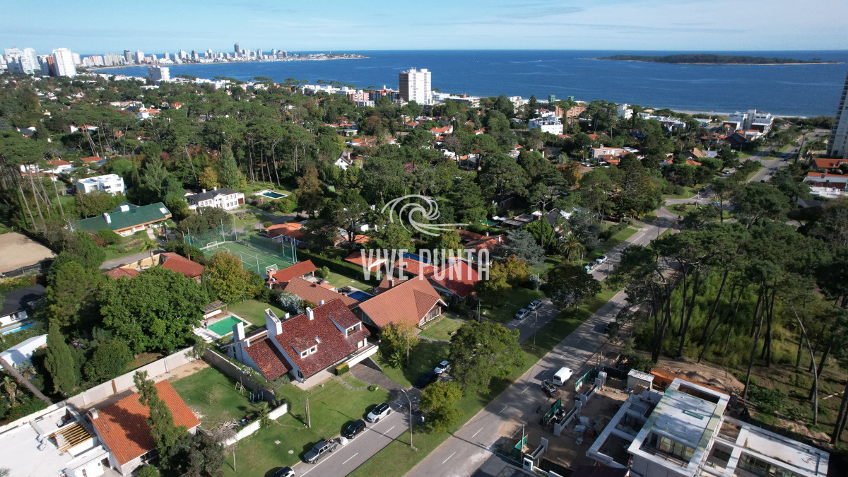 Casa ID.869 - Casa a la venta en playa mansa Punta Del Este, gran tamaño ubicada en zona privilegiada.