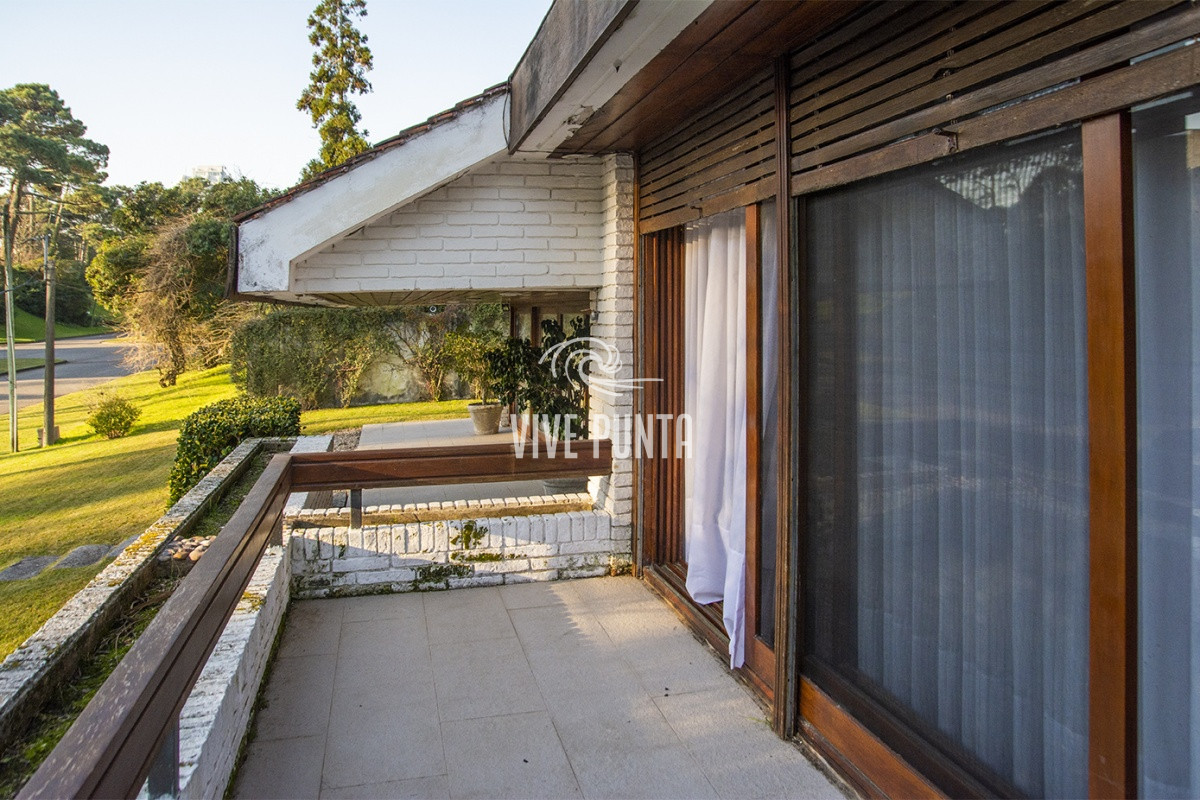 Casa ID.869 - Casa a la venta en playa mansa Punta Del Este, gran tamaño ubicada en zona privilegiada.
