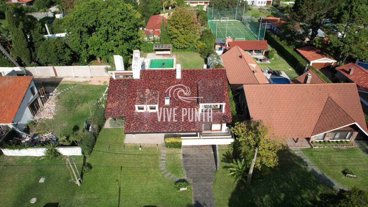 Casa ID.869 - Casa a la venta en playa mansa Punta Del Este, gran tamaño ubicada en zona privilegiada.