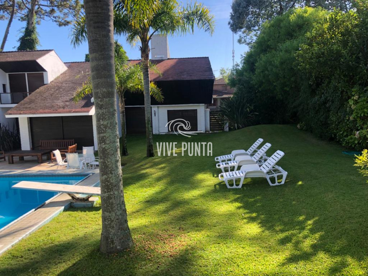 Casa ID.868 - Muy buena propiedad en venta, 5 dormitorios en barrio Cantegril, Punta del Este 