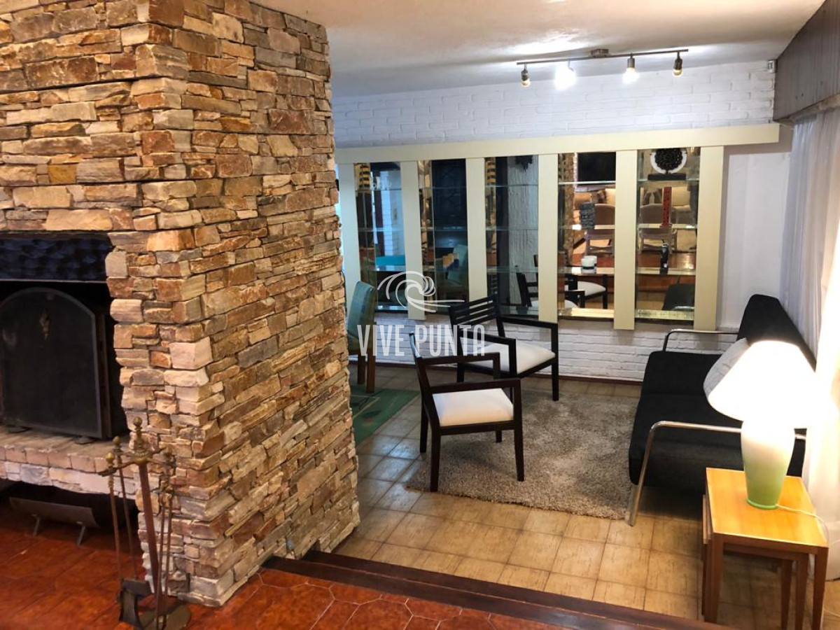 Casa ID.868 - Muy buena propiedad en venta, 5 dormitorios en barrio Cantegril, Punta del Este 