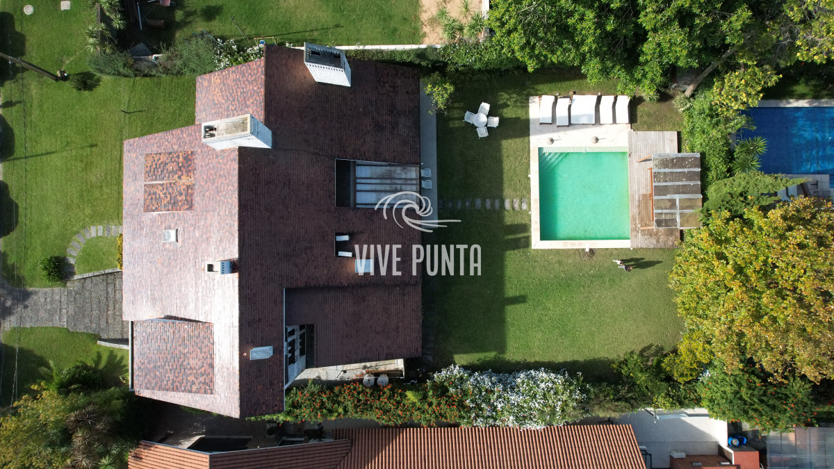 Casa ID.869 - Casa a la venta en playa mansa Punta Del Este, gran tamaño ubicada en zona privilegiada.